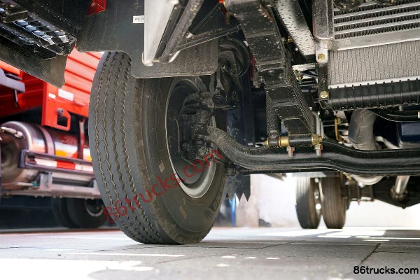 Sinotruk HOWO Hanjiang 3L CNG 140 hp 4X2(6 wheels) Fast Gear 8-Speed 3.85m Day Cab Flatbed Cargo Truck Chassis (2) | 86Trucks