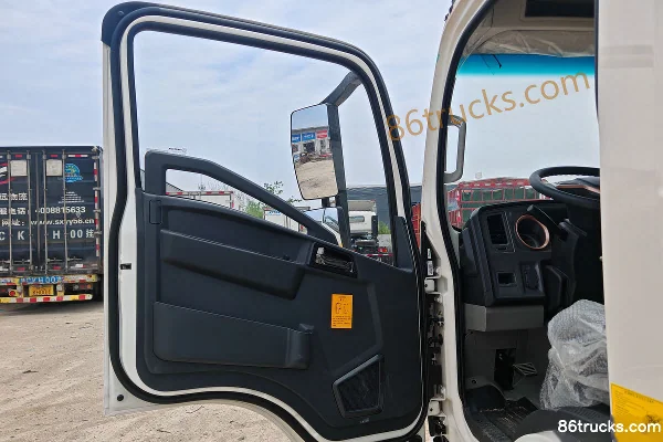 Sinotruk Hanjiang 140 ch 4X2(6 roues) LNG camion frigorifique 4,08 m Cabine (1) | 86Trucks