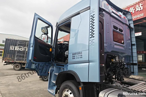 Sinotruk HOWO TS version Woying diesel 490 ch 6X4(10 roues) 12 vitesses tracteur routier pour matières dangereuses Cabine (1) | 86Trucks