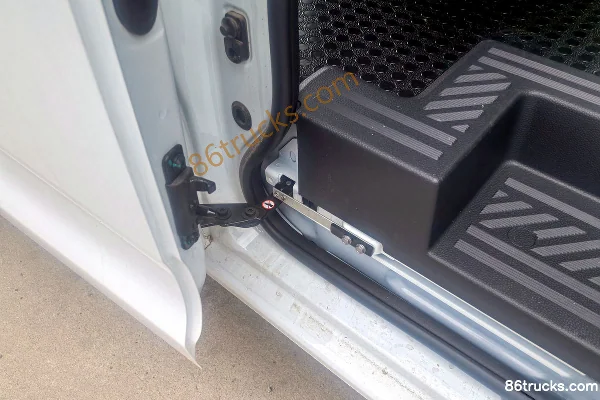 Jinhu EV80 2026 5-Seat Short Wheelbase Low Roof Pure Electric Light Bus CATL 41.86kWh Cargo Box (3) | 86Trucks