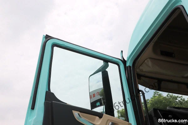 Lingyi Auto Jingzhe 6X4(10 wheels) Electric Tractor Truck 600kWh Cab (3) | 86Trucks
