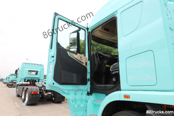 Lingyi Auto Jingzhe 6X4(10 wheels) Electric Tractor Truck 600kWh Cab (1) | 86Trucks